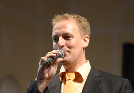 <b>Sebastian Schmitt-Rosenblatt</b> ist Sänger, Keyboarder und Pianist. - sebastian-schmitt-rosenblatt